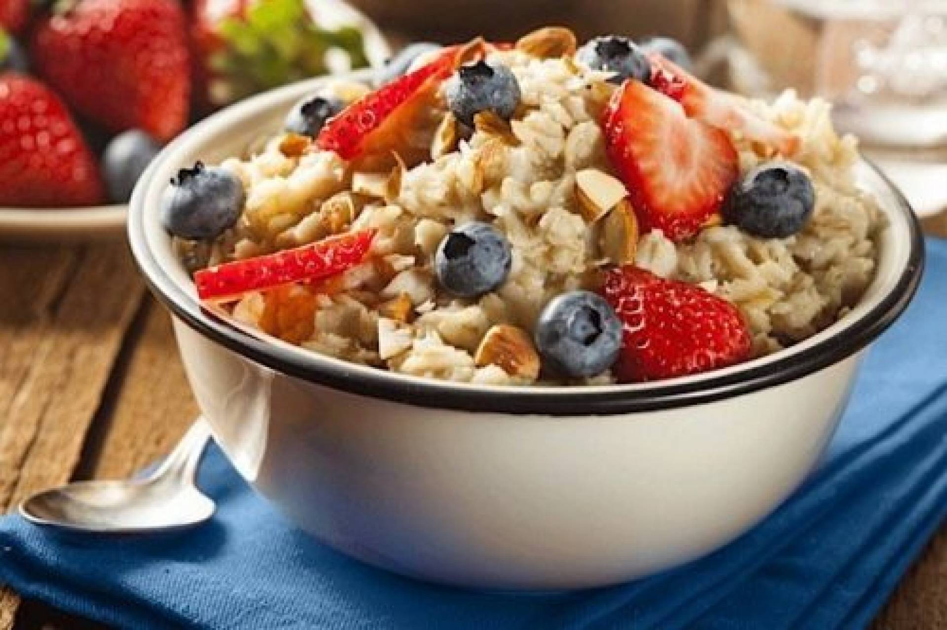 Vanilla Oats with Blueberries and Almonds